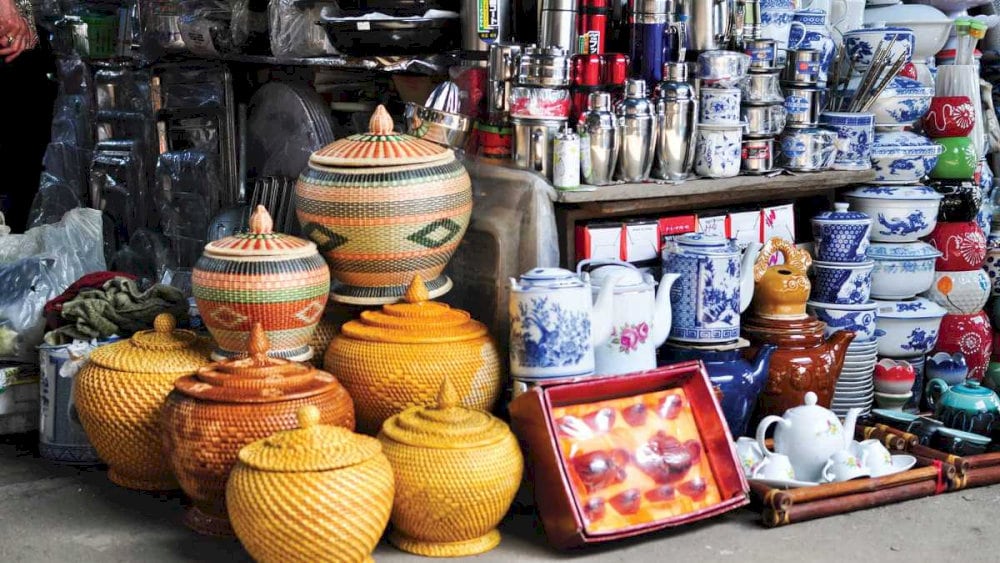 Vibrant souvenir stalls at Dong Ba Market offer hats, crafts, and textiles – a highlight in many dong ba market reviews 